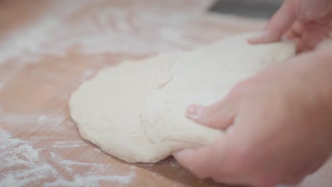 Nahaufnahme-Auf-Den-Händen-Des-Bäckers,-Der-Teig-In-Eine-Brotlaibform-Faltet