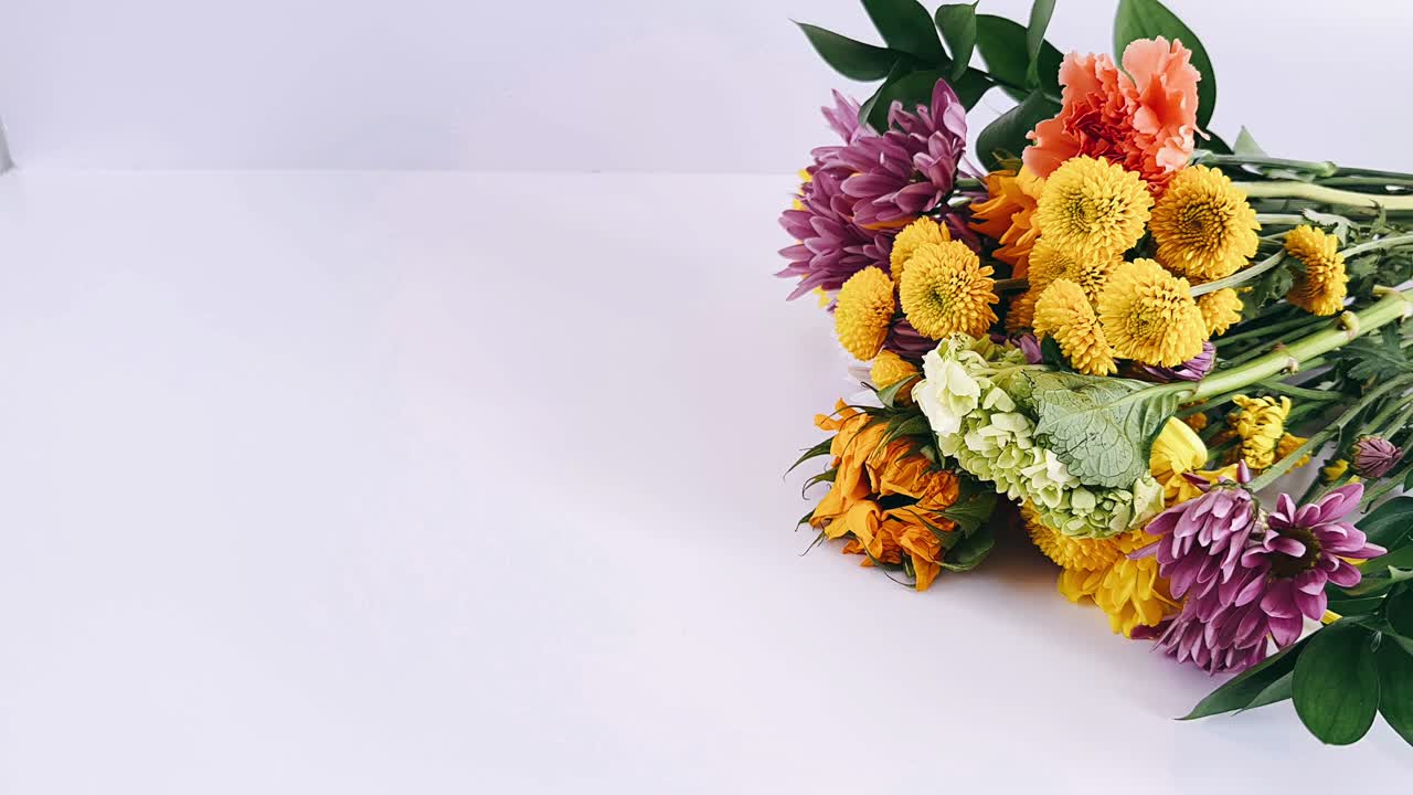 Un colorato bouquet di fiori misti