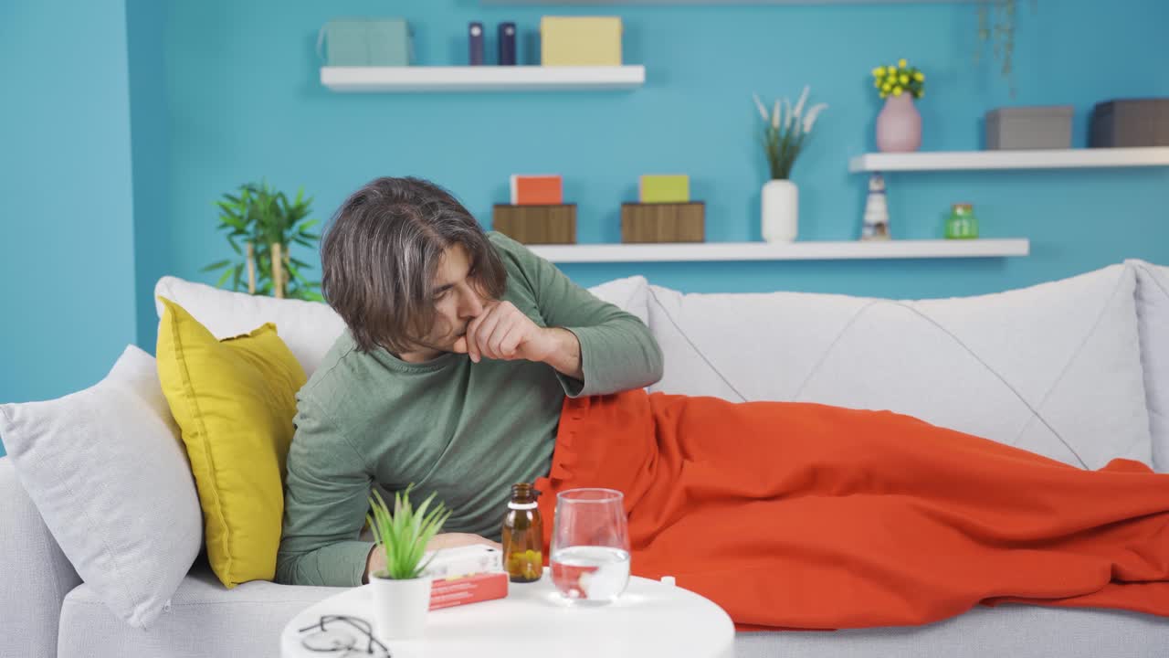 un joven enfermo que toma medicamentos.