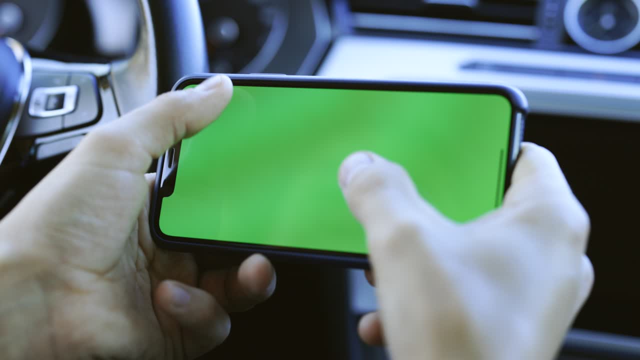 포인트 오브 뷰: 스마트폰에서 게임을 하는 남자. 사이버 게임. 스마트워치에서 비디오 게임을 하는 남자의 클로즈업. 크로마 키 녹색 스크린으로 디스플레이를 빠르게 니다.