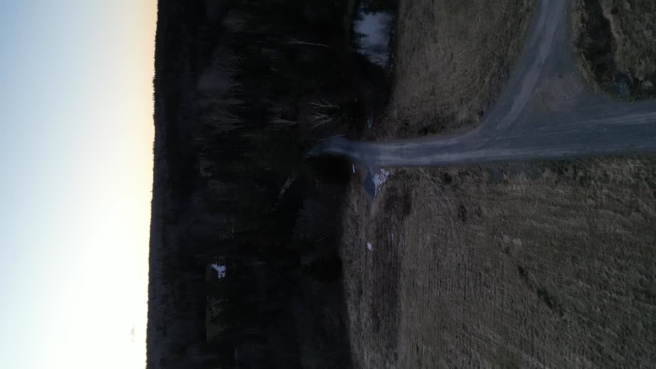 tomada horizontal de un avión no tripulado de la carretera con panorámica hacia abajo