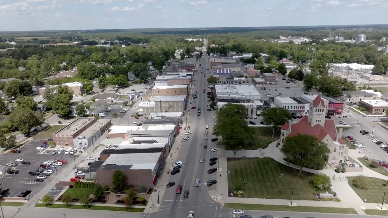 Centro di Rochester, Indiana con ripresa aerea in salita.
