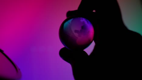 mantenimiento de la mano girando clara luz de neón globo de control de la pelota tecnología para ayudar o destruir el planeta