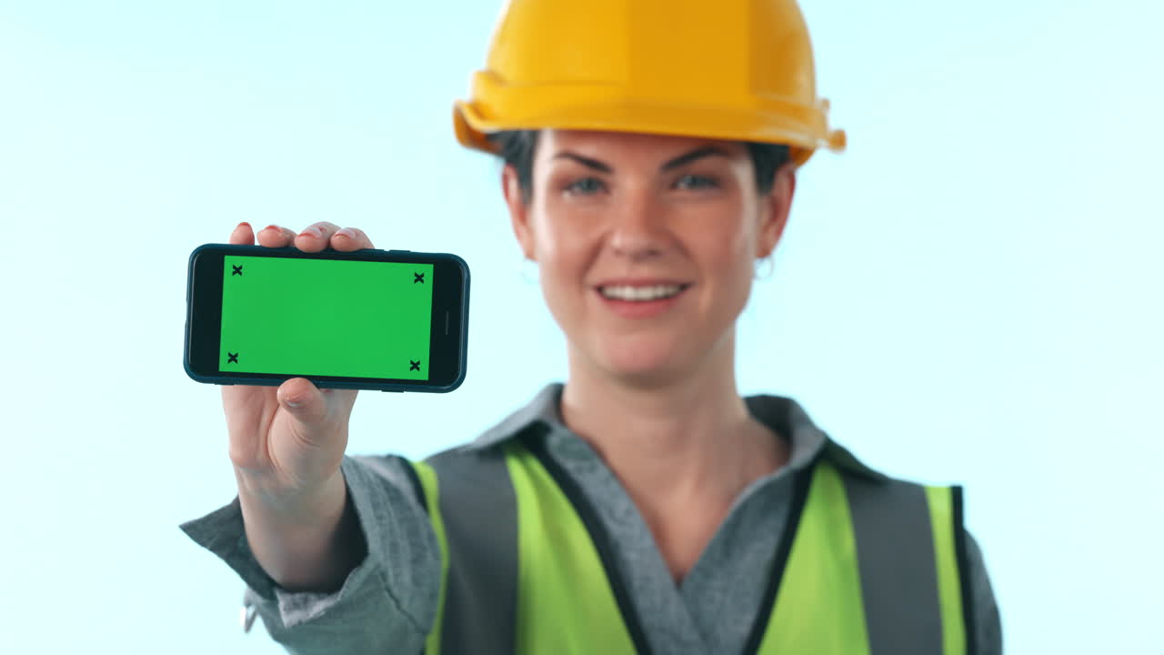 estudio, mujer feliz o ingeniero con móvil verde