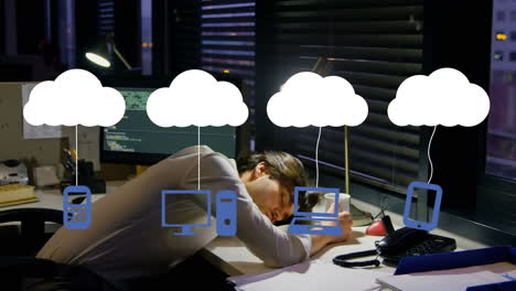 animación de iconos digitales y nubes sobre hombre de negocios durmiendo en el escritorio en la oficina