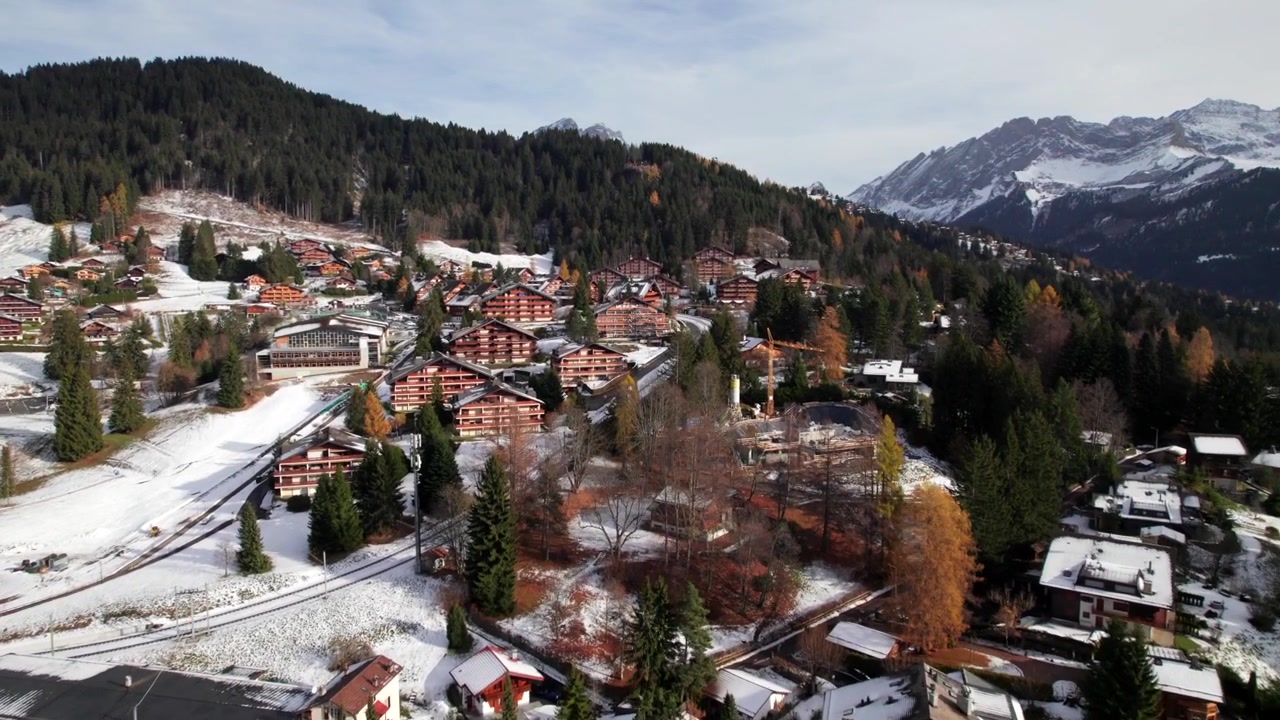 Chalet da sci nelle Alpi svizzere, ripresa con drone in 4K.