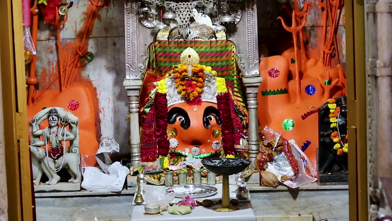 la estatua de la diosa hindú sri chamunda mata en el antiguo templo desde diferentes ángulos el video se toma en el templo shaktipeeth sri chamunda mata ajmer rajasthan india 19 de agosto de 2023