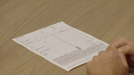 primer plano de un cliente que firma un contrato de venta y recibe las llaves de su nuevo coche