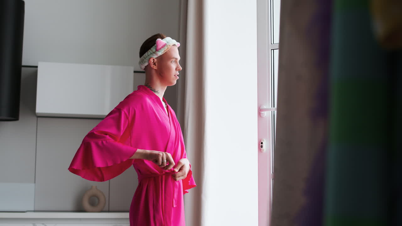 집에 있는 괴상한 남자