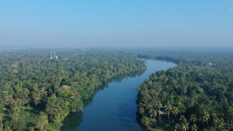 Ein-Wunderschöner-Fluss,-Der-Durch-Kokosnusshaine-Fließt-A