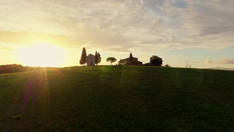 luftaufnahme der kapelle der madonna di vitaleta bei sonnenaufgang, provinz siena, italien