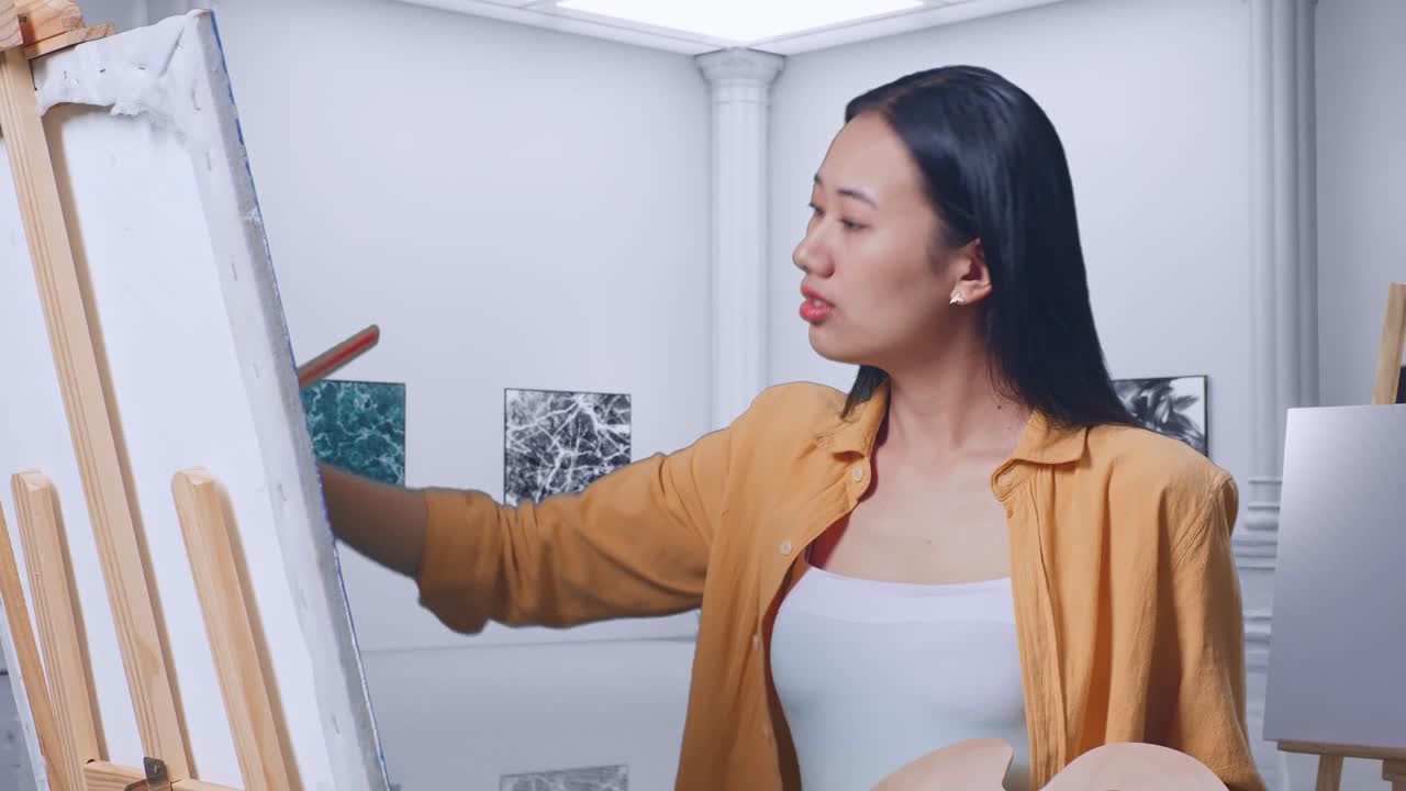 미술 스튜디오 에서 그림 을 그리는 여자