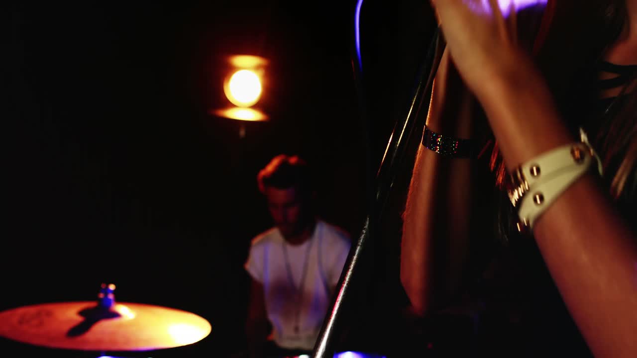 cantante cantando en un micrófono 4k