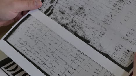 mirando a través de documentos de impuestos antiguos de américa temprana, el museo histórico y la biblioteca de investigación de 1800 para la sociedad de investigación del condado de ontario en canandaigua, nueva york.