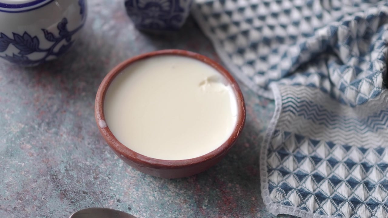 Yogurt fresco fatto in casa in una ciotola di terracotta