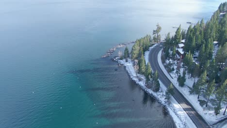 norte del lago tahoe en una hermosa tarde de invierno agua azul clara y bienes raíces junto al lago