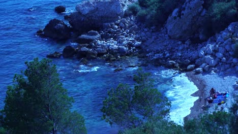 Las-Olas-Golpearon-Una-Bahía-De-Piedra-En-Francia-Donde-Sólo-Una-Familia-Yacía-Entre-Las-Piedras-En-La-Naturaleza.