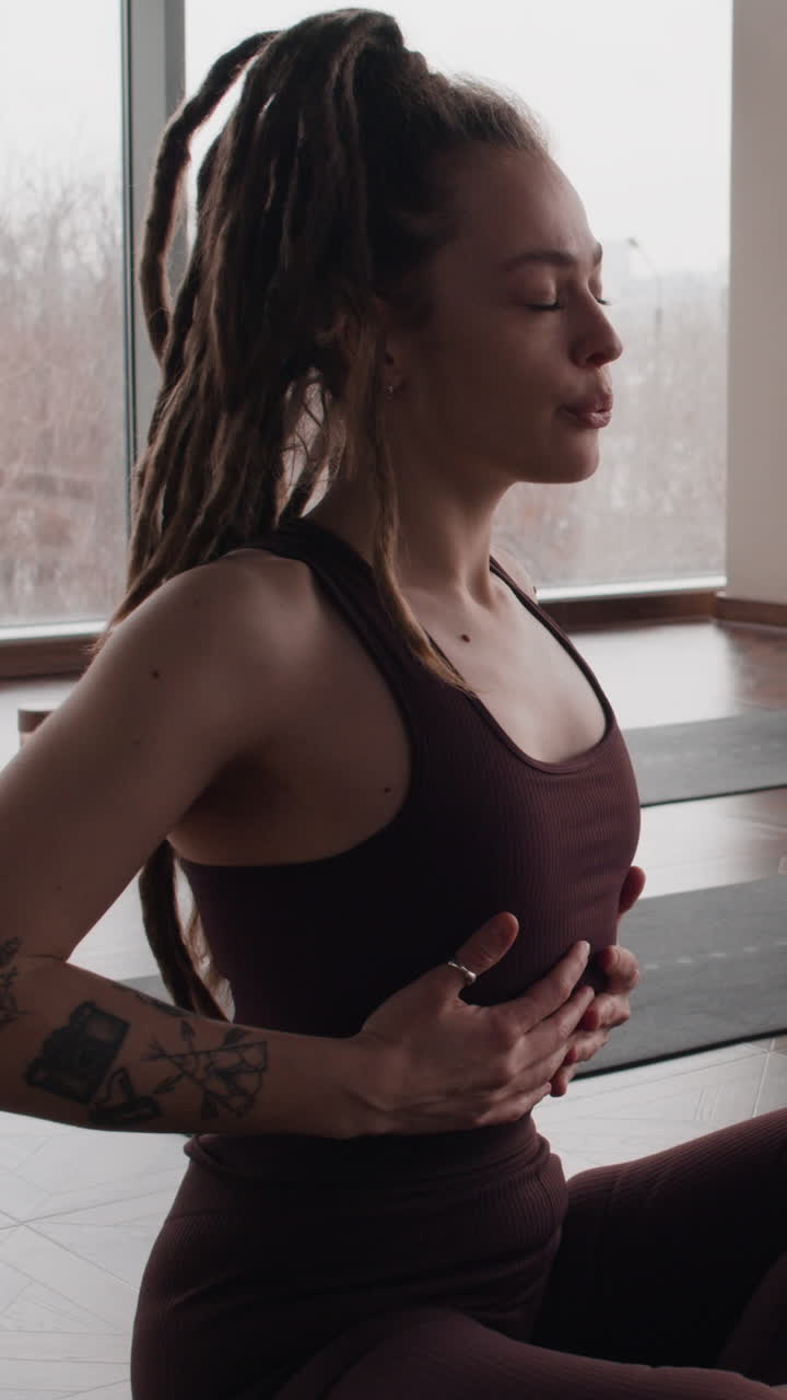 mujer practicando yoga