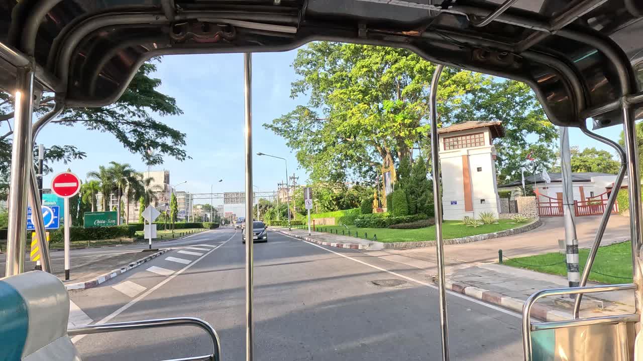 도시 거리를 가로질러 차량의 진행