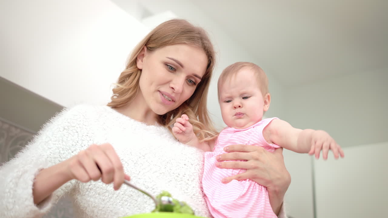 부 에서 아기 를 들고 있는 여자 의 근접적 인 모습