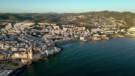 Filmische-Luftaufnahme-Der-Stadt-Sitges