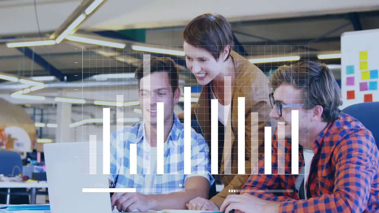 animación de gráficos, barras de carga sobre diversos compañeros de trabajo diversos compañeros de trabajo compartiendo ideas en la oficina.