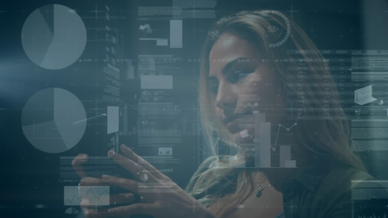animación del procesamiento de datos financieros sobre una mujer caucásica que usa un teléfono inteligente