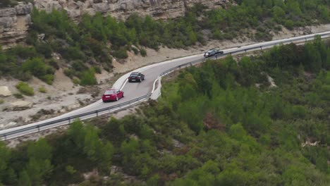 Los-Coches-Circulan-A-Gran-Velocidad-Por-Una-Sinuosa-Carretera-De-Montaña-Cerca-De-Barcelona,-España-Durante-El-Día