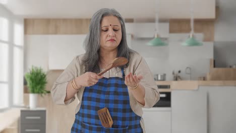 Ama-De-Casa-India-Envejecida-Cocinando-Comida-Picante