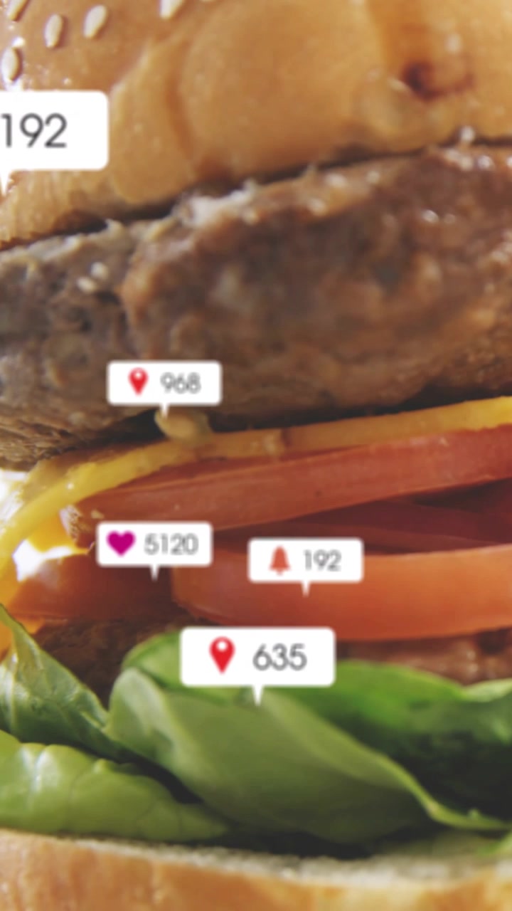 Vertikal video: Badge dukker op og får en burger til at bevæge sig ind, badges animeres, hvilket skaber opmærksomhed om menuen.