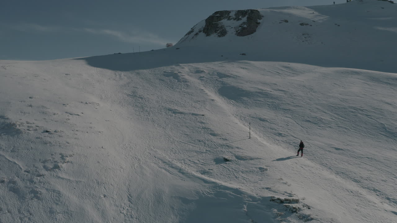 montaña nevada en el invierno en sinaia, rumania