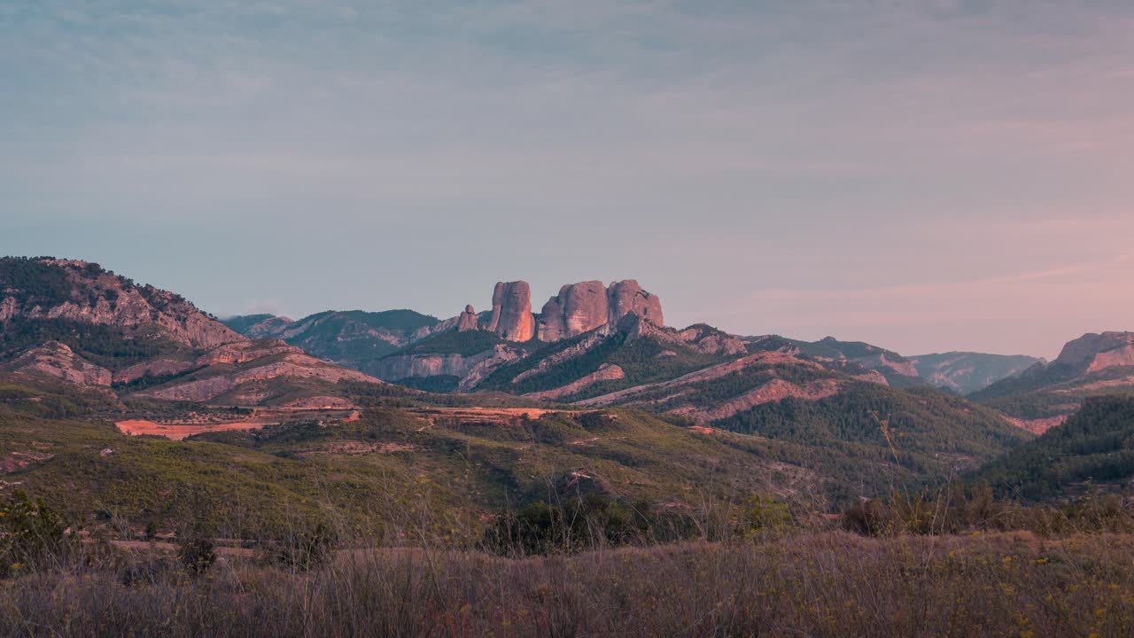 산 조안 드 호르타, 카탈루냐, 스페인의 파크 내셔널 델스 포트 (parc national dels ports) 에서 해가 지는 동안 로케스 드 베네트의 낮과 밤의 모습
