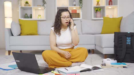 una estudiante recibe malas noticias por teléfono.