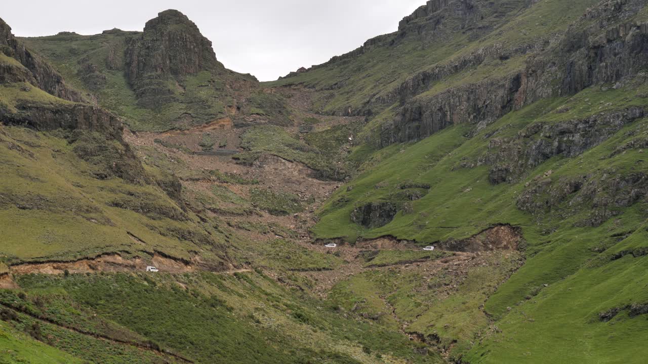 convoy de camiones de turismo comienza a subir empinadas curvas de tierra en sani pass