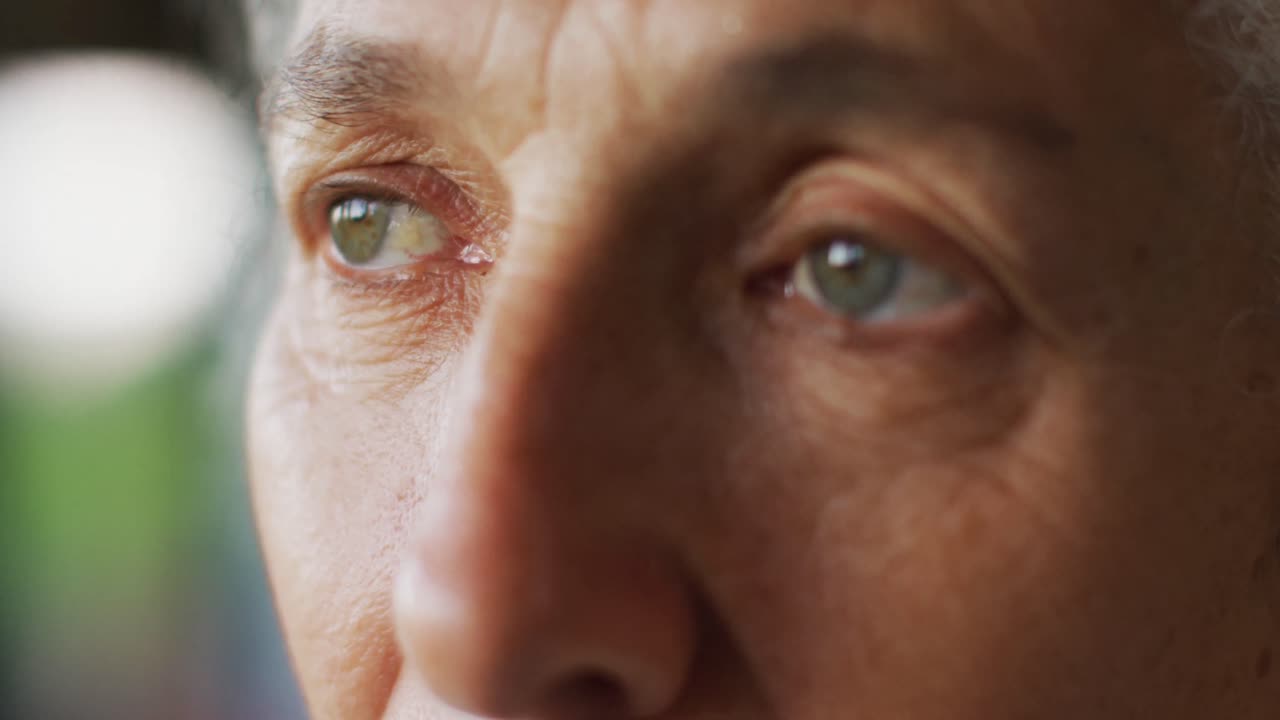 primer plano de una mujer de raza mixta senior mirando hacia otro lado