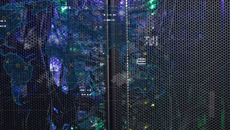 Animación-Del-Mapa-Mundial-Y-Procesamiento-De-Datos-Contra-El-Primer-Plano-Del-Servidor-Informático