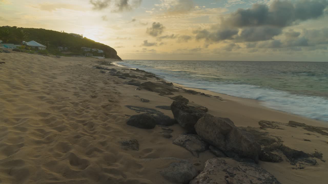 vista en lapso del atardecer en la playa de baie rouge en saint martin