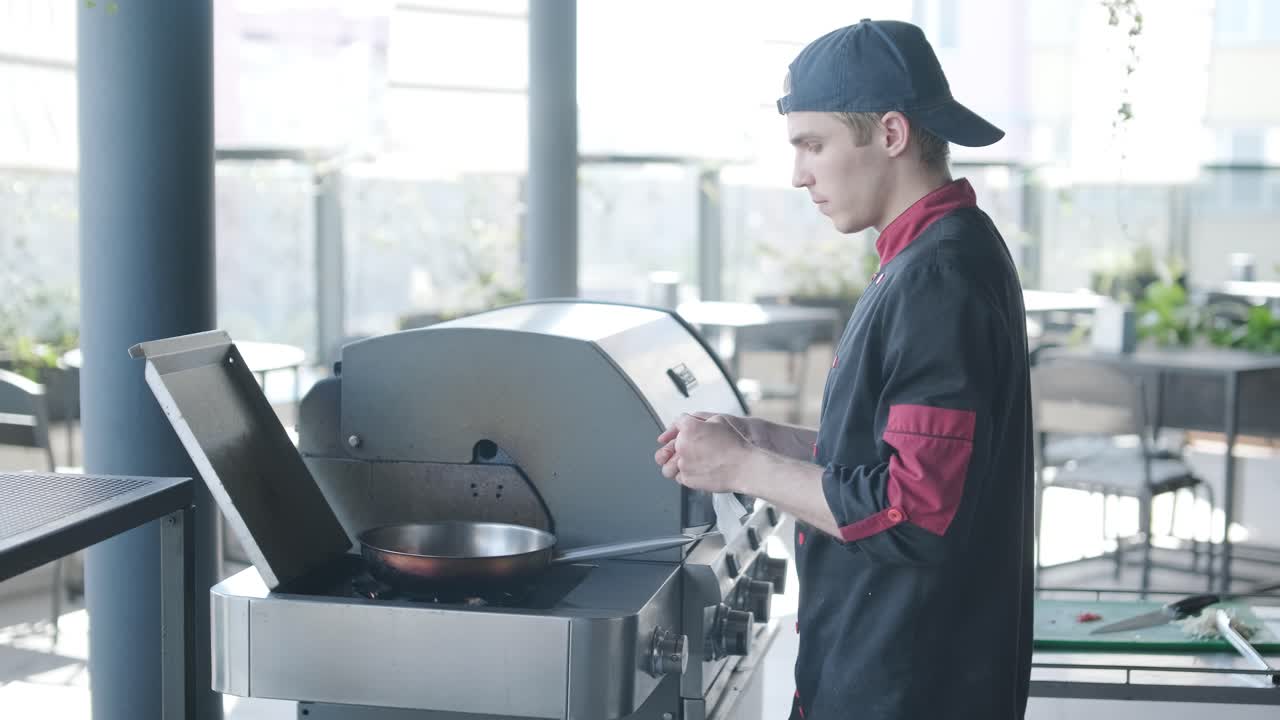 chef cocinando al aire libre en la parrilla de gas