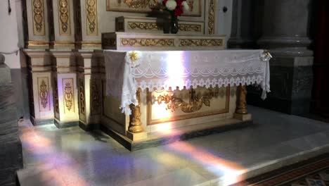 luces llenas de colores entran a una antigua catedral argentina y dejan ver a la virgen maría