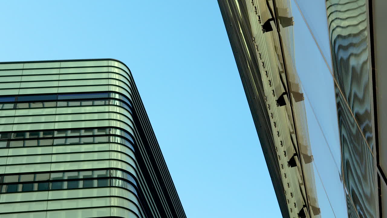 reflejos de la ciudad: mirando hacia arriba a una fachada de edificio reflectante