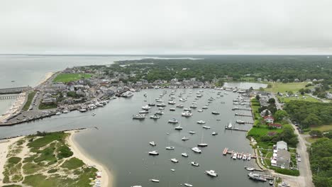 Drohnenschuss-Beim-Wegfahren-Vom-Weitläufigen-Yachthafen-In-Oak-Bluffs,-Massachusetts