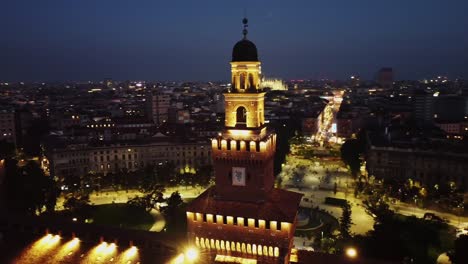 Castillo-Mágico-De-Milán-Por-La-Noche-Con-Luces-Brillantes,-Vista-Aérea-De-La-órbita