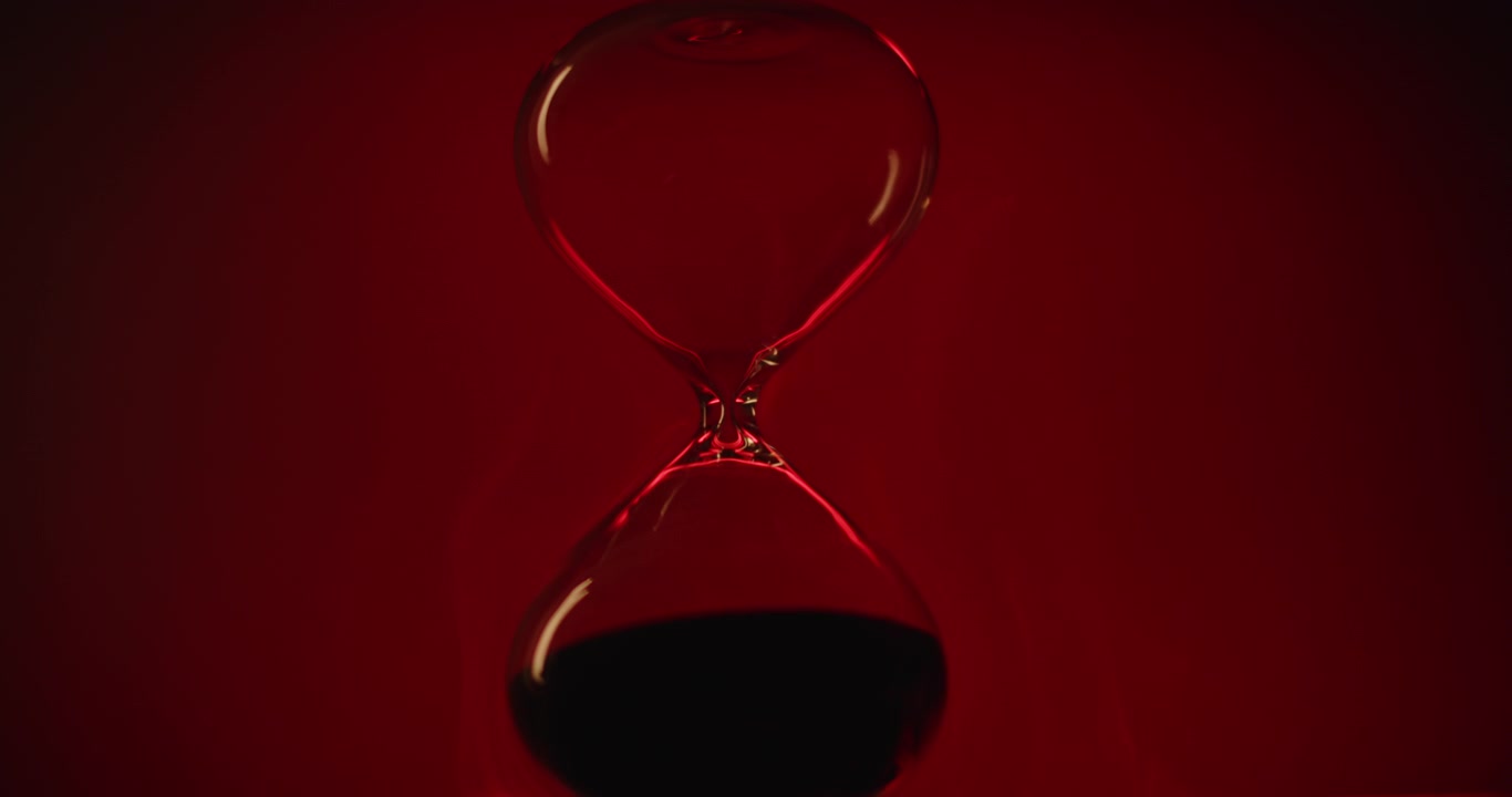 Fumo su una clessidra, sfondo rosso
