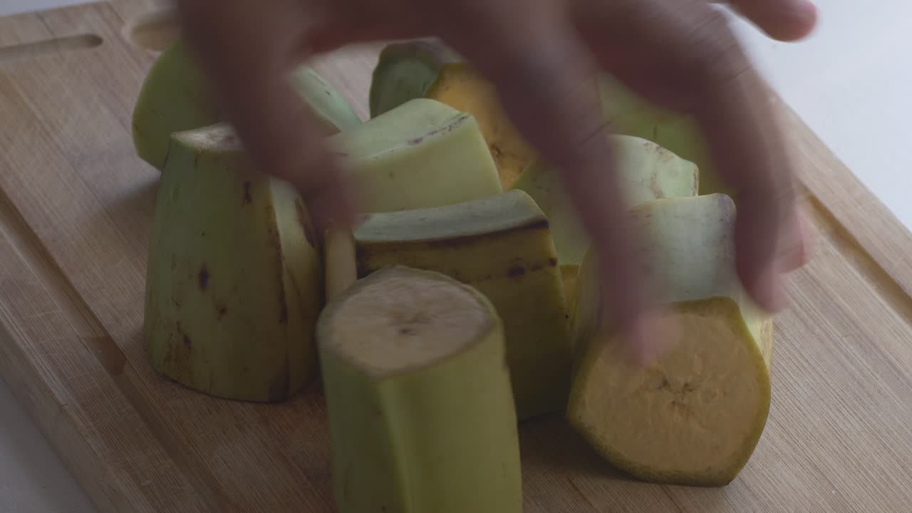 cortando una línea en las cáscaras de plátano, por lo que es más fácil de pelar después de hervir