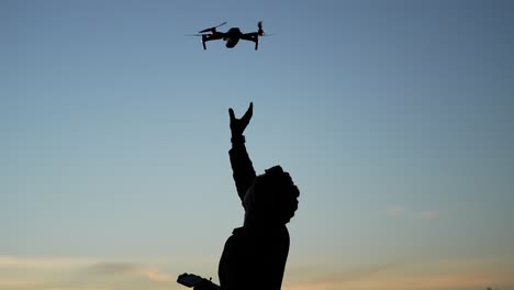 el camarógrafo atrapa un dron al atardecer