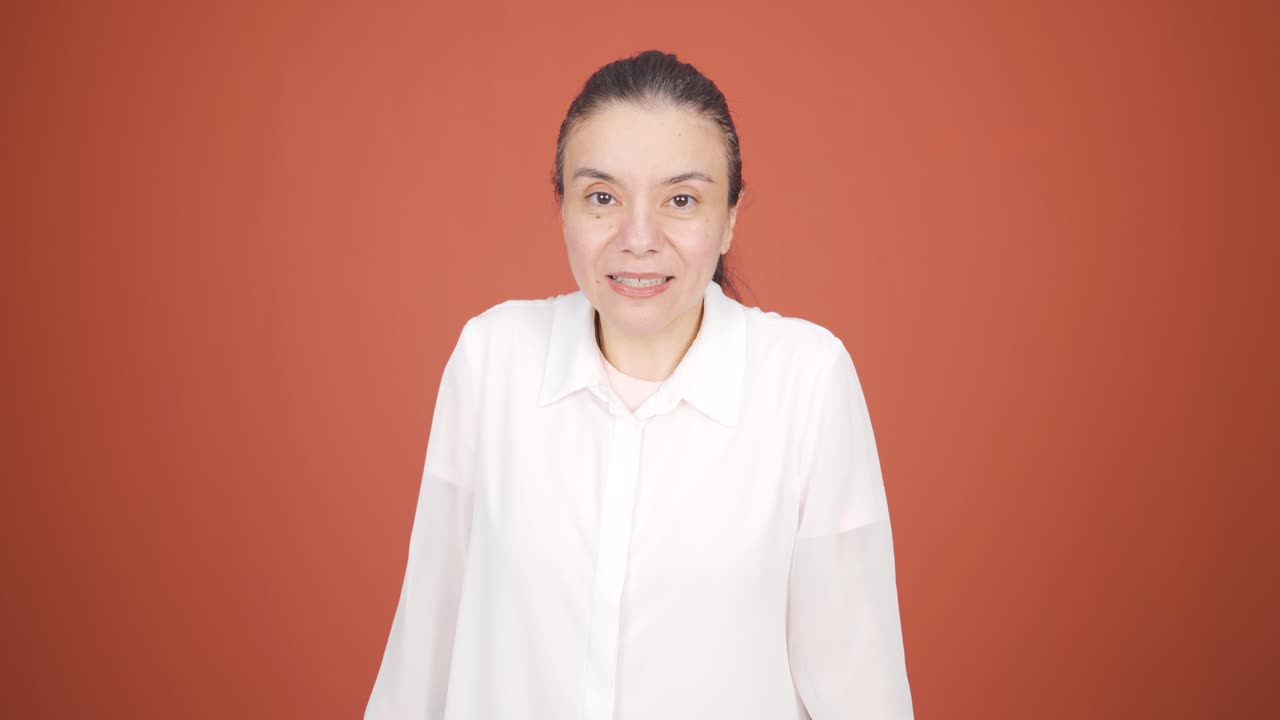 비디오 통화를 하는 여자.