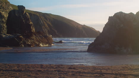 Blick-Auf-Die-Schroffe-Landschaft-Von-Meereswellen,-Strand-Und-Felsen,-Holywell-Bay-In-North-Cornwall,-England---Weitschuss