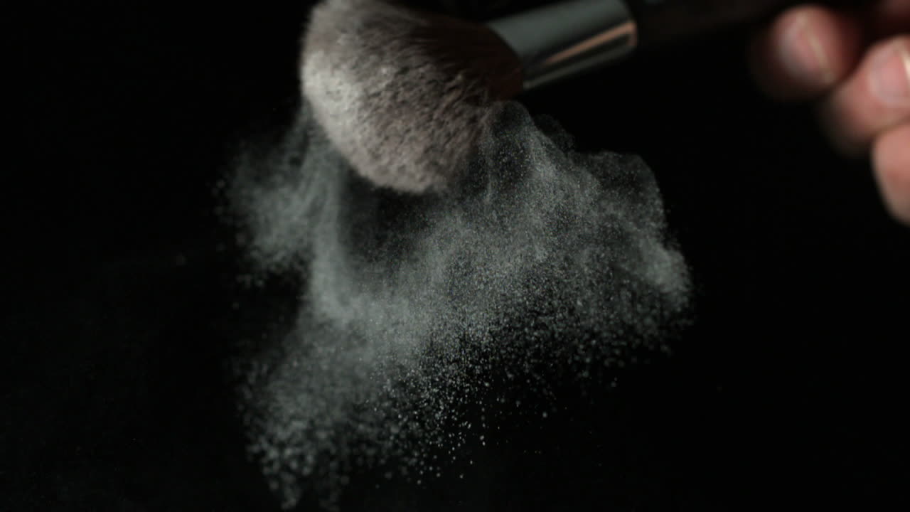 polvo dispersado por el pincel de maquillaje