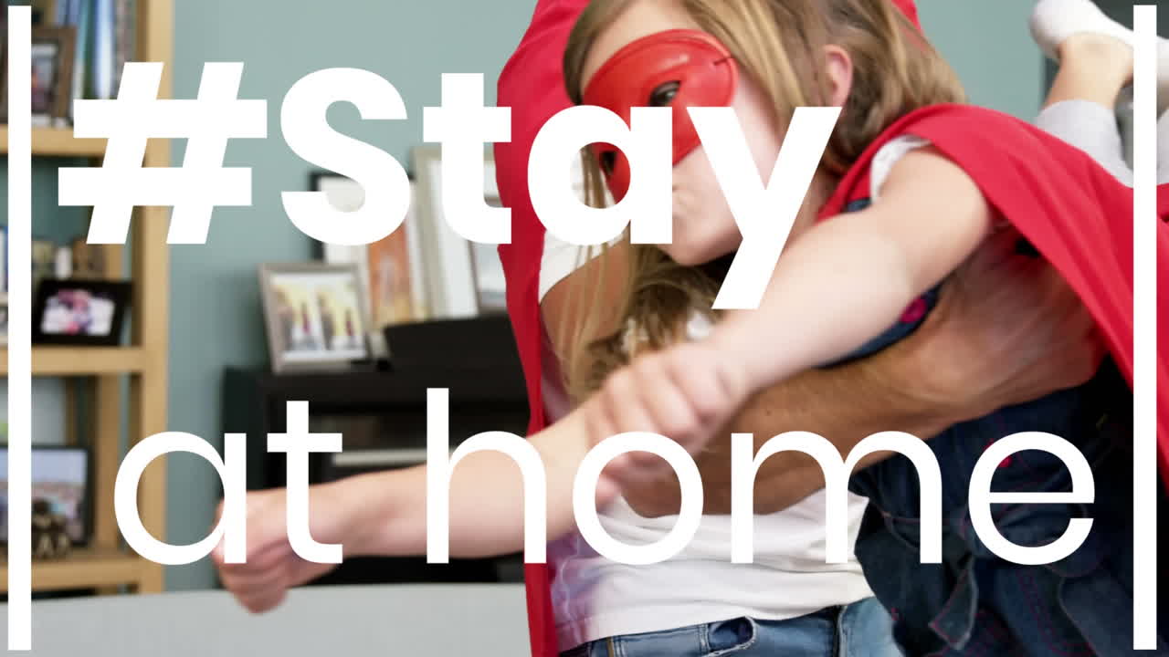 """집에 머무르기""는 행복한 소녀와 그녀의 아버지가 집에서 슈퍼히어로 망토를 입고있는 것을 의미합니다."