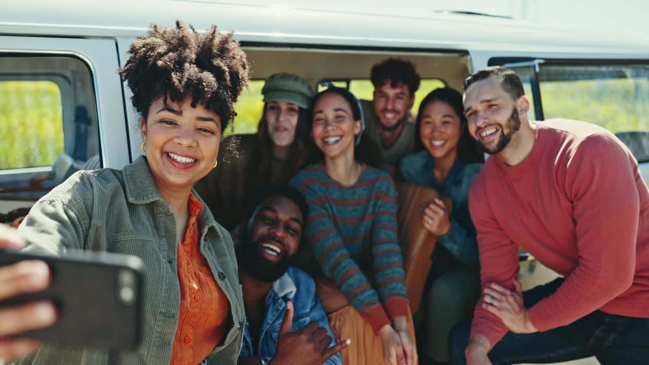 amigos, viaje por carretera y selfie feliz para el aire libre